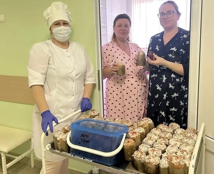 На Пасху пациенток саратовского перинатального центра угощали куличами